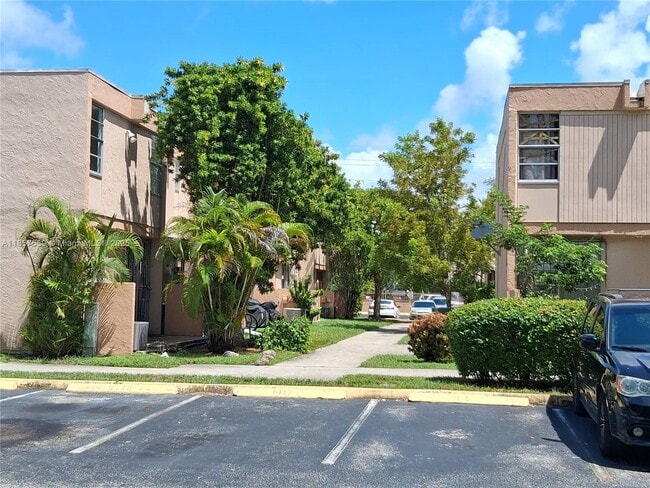 6103 SW 69th St in South Miami, FL - Building Photo - Building Photo