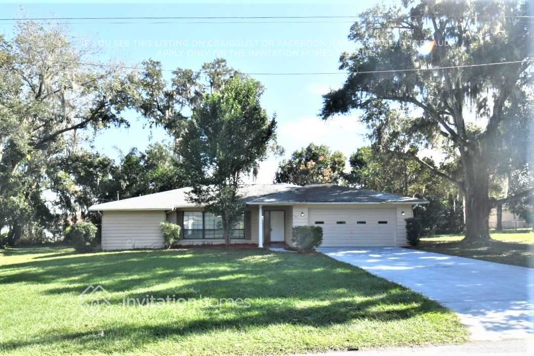 37 Palm Dr in Yalaha, FL - Building Photo