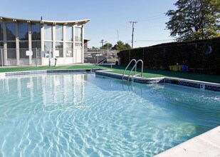 Westland Capri in Westland, MI - Foto de edificio - Building Photo