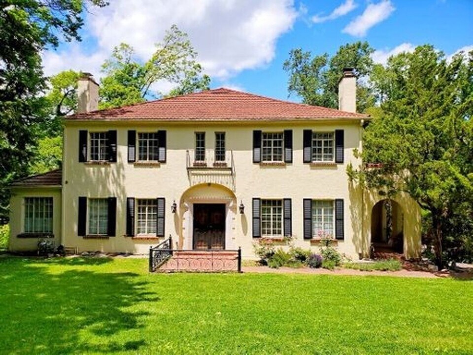 4039 Kingston Pike in Knoxville, TN - Foto de edificio