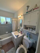 822 NE 8th St in Hallandale Beach, FL - Foto de edificio - Building Photo