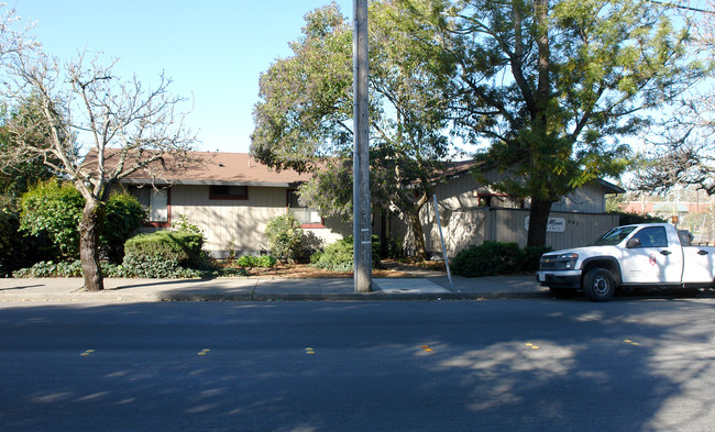 647 Dutton Ave in Santa Rosa, CA - Foto de edificio - Building Photo