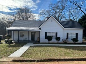 904 E Main St in Seneca, SC - Building Photo