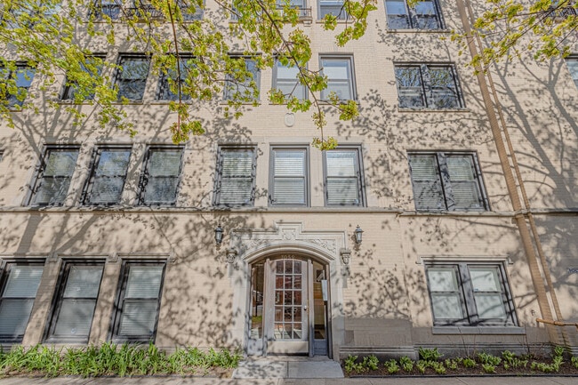 property at 7059 N Damen Ave