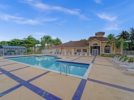 351 Palm Way in Pembroke Pines, FL - Foto de edificio - Building Photo