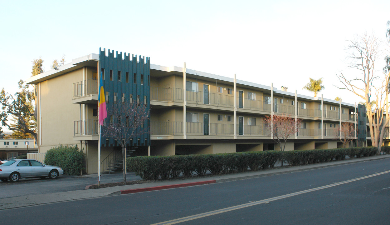 Park Plaza Apartments in Mountain View, CA - Building Photo