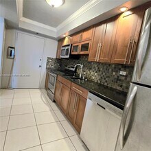 18071 Biscayne Blvd in Aventura, FL - Foto de edificio - Building Photo