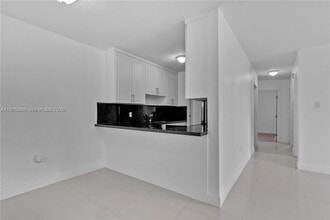 11239 SW 5th Ter in Miami, FL - Foto de edificio - Building Photo