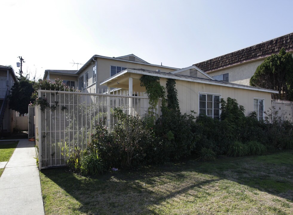 13358 Victory Blvd in Van Nuys, CA - Building Photo