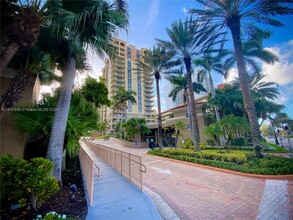 2080 S Ocean Dr in Hallandale Beach, FL - Foto de edificio - Building Photo