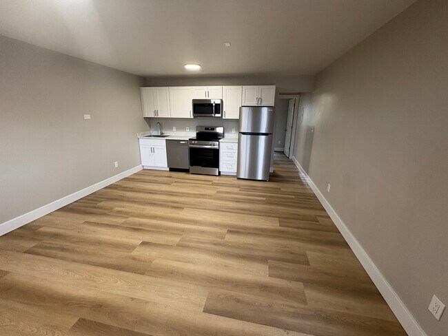 8480 Jewel Lake Rd in Anchorage, AK - Building Photo - Building Photo