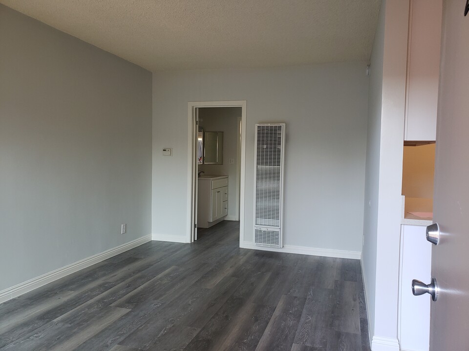 4911 Romaine St in Los Angeles, CA - Building Photo