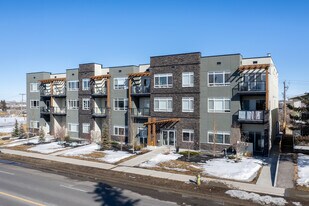 4004 Centre St N in Calgary, AB - Building Photo