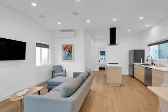 8749 Cattaraugus Ave, Unit Main House - The Casa in Los Angeles, CA - Foto de edificio - Building Photo