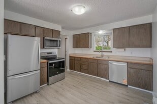 1037-1039 Eastmont Ave in East Wenatchee, WA - Building Photo