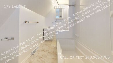 179 Lake St in Pontiac, MI - Building Photo - Building Photo