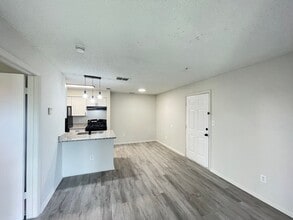 241 Afton Square in Altamonte Springs, FL - Foto de edificio - Building Photo