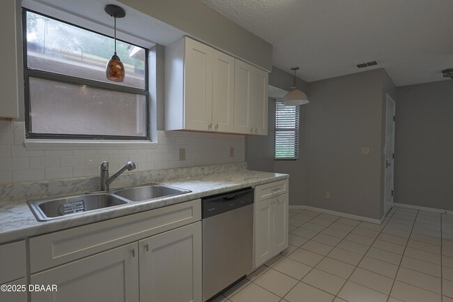 6175 Sequoia Dr in Port Orange, FL - Foto de edificio - Building Photo