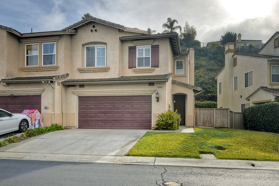 16881 Abundante St in San Diego, CA - Foto de edificio