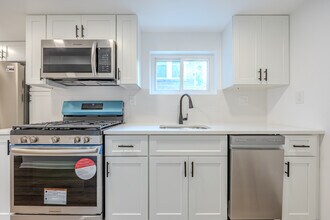 311 Longfellow St NW, Unit B in Washington, DC - Foto de edificio - Building Photo