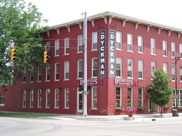 201 E Michigan Ave in Paw Paw, MI - Building Photo