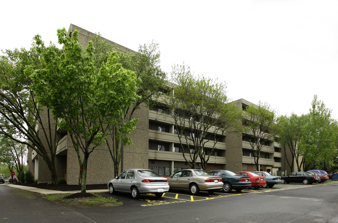 Pinzone Tower Apartments in Cleveland, OH - Building Photo