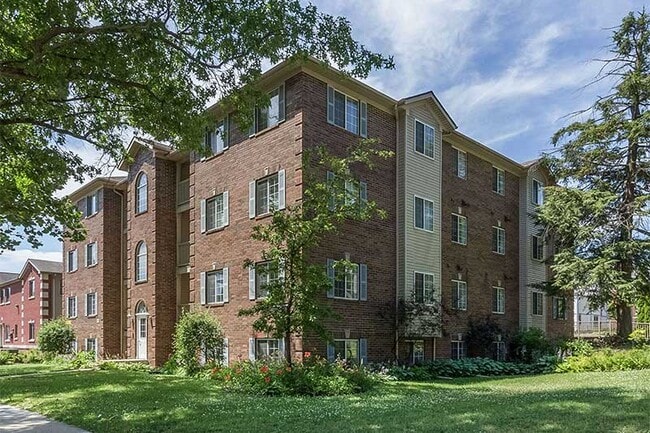 427 N Dubuque St, Unit 1 in Iowa City, IA - Foto de edificio - Building Photo