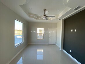 300 W Saint Helena Ave, Unit 1 in Edinburg, TX - Building Photo - Building Photo