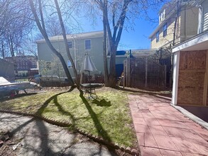 18 Webster St, Unit #2 in Newton, MA - Foto de edificio - Building Photo