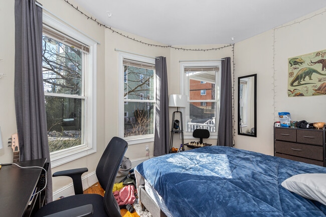 226 Calumet St, Unit 1 in Boston, MA - Foto de edificio - Building Photo