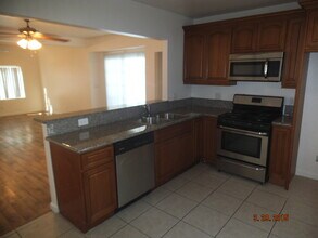 6141 Marbrisa Ave, Unit D in Huntington Park, CA - Building Photo - Building Photo