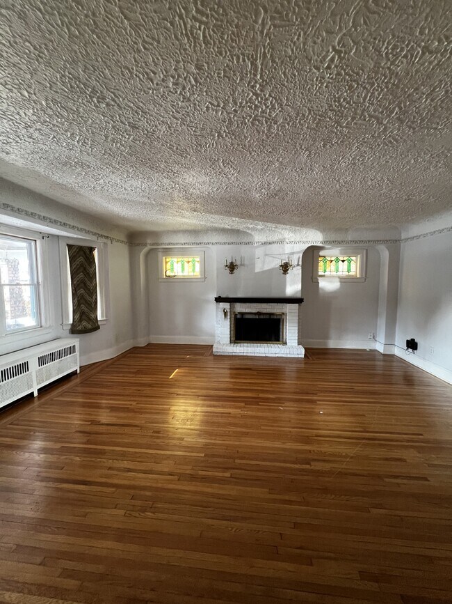 1166 Victoria Av, Unit Main in Windsor, ON - Foto de edificio - Building Photo