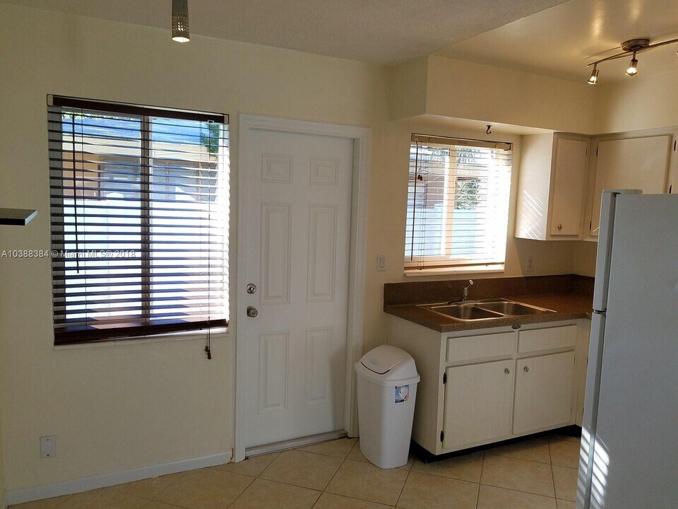 1231 NE 23rd Ave, Unit #3 in Pompano Beach, FL - Foto de edificio