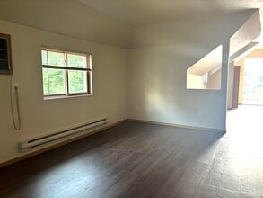 120 S Garden Ave, Unit 5 in Gillett, WI - Foto de edificio - Building Photo