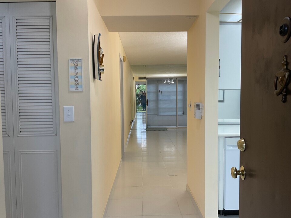 2900 NW 47th Terrace, Unit 103 in Lauderdale Lakes, FL - Foto de edificio