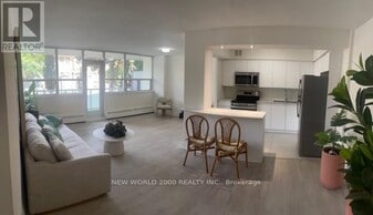 33 Erskine Ave in Toronto, ON - Building Photo