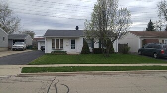 446 Montrose Dr in Romeoville, IL - Building Photo