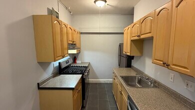 1945 Commonwealth Ave in Boston, MA - Foto de edificio - Building Photo