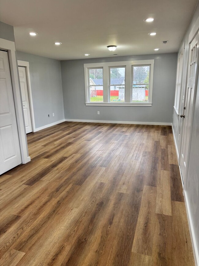 913 E Myrtle Ave in Johnson City, TN - Foto de edificio - Building Photo