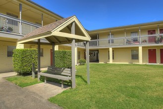 Oaks of Baytown Apartments in Baytown, TX - Building Photo - Building Photo