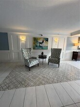 5220 Brittany Dr S in St. Petersburg, FL - Foto de edificio - Building Photo