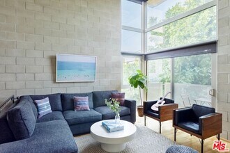 530 N Larchmont Blvd in Los Angeles, CA - Building Photo - Building Photo
