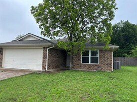619 Allencrest Dr in White Settlement, TX - Building Photo