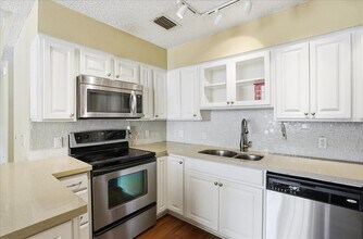 701 Mirror Lake Dr N in St. Petersburg, FL - Building Photo - Building Photo