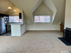 112 Montoya Dr in Branford, CT - Building Photo - Building Photo