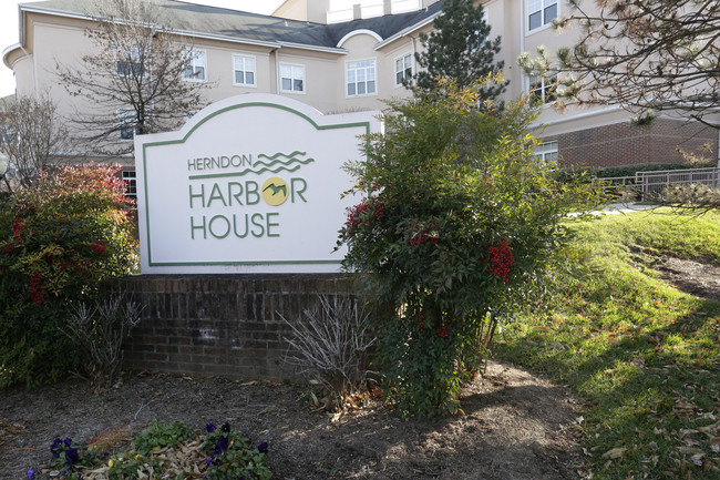Herndon Harbor House in Herndon, VA - Foto de edificio - Building Photo