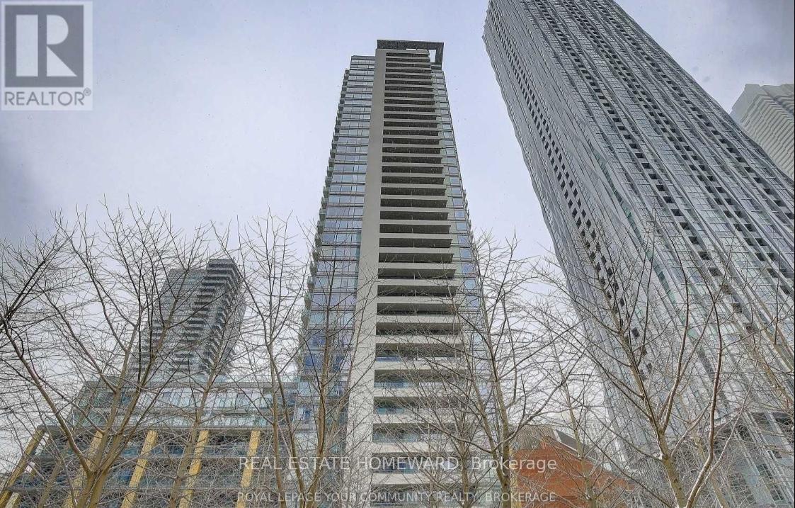 18 Yorkville Ave in Toronto, ON - Building Photo