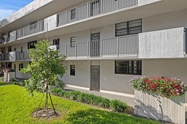 2450 Deer Creek Country Club Blvd in Deerfield Beach, FL - Building Photo - Building Photo