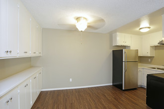 Country Apartments in Chula Vista, CA - Foto de edificio - Interior Photo