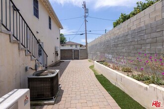 12833 Delano St, Unit 2 in Los Angeles, CA - Building Photo - Building Photo